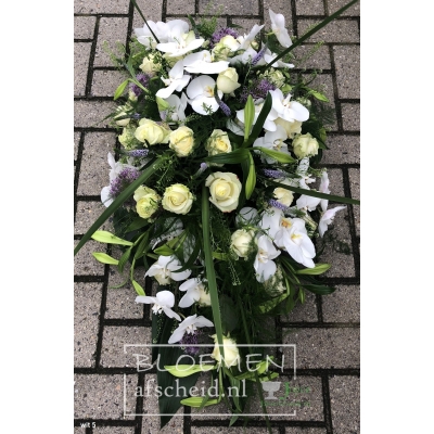 Rouwarrangement in druppelvorm van witte orchideeën, rozen en lelies met lavendel kleurig accent